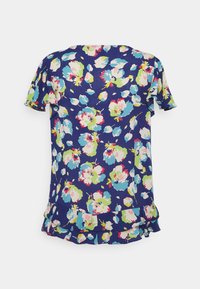 Mørkeblå kortærmet bluse med stort flerfarvet blomstermønster og flæse detaljer i kanten.