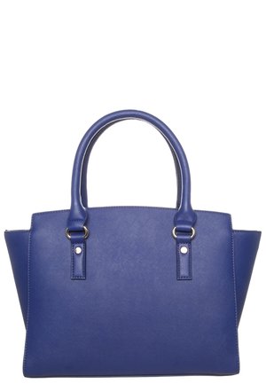 Blauwe leren handtas met twee afgeronde handvatten en zilverkleurige metalen ringen bevestigd aan de tas op een witte achtergrond.