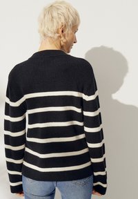 Ellos Collection ARIA - Svetr - schwarz mit cremefarbenen streifen