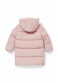 Różowa kurtka puchowa z kapturem, z napisem "BRIGHT GIRL" na plecach, pikowany wzór i długie rękawy. Gładka tekstura materiału.