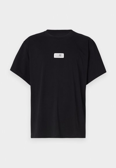 T-shirt en coton noir avec un col rond, des manches courtes et un graphique rectangulaire blanc avec des chiffres et des symboles sur le devant.