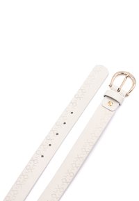 Witte leren riem met een gegraveerd geometrisch patroon, gouden metalen gesp en vijf gaatjes voor maatverstelling. Gladde textuur.