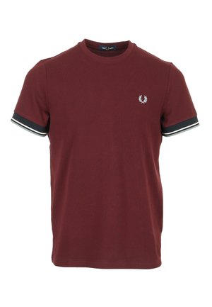 Bordeauxrode korte mouw T-shirt met zwart-wit gestreepte boorden en een klein wit laurierlogo op de linkerborst.