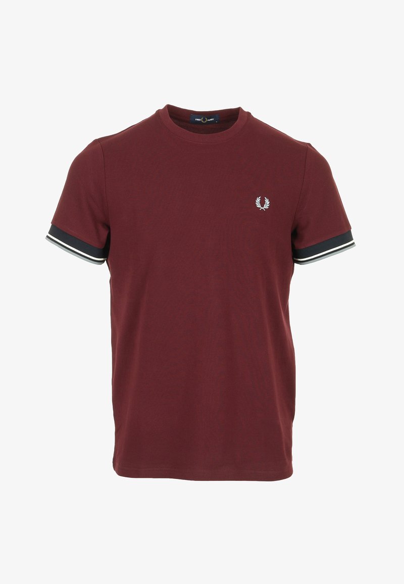 Bordeauxrode korte mouw T-shirt met zwart-wit gestreepte boorden en een klein wit laurierlogo op de linkerborst.