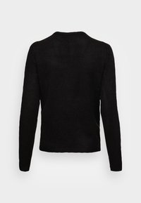 Czarny dzianinowy sweter z długimi rękawami, okrągłym dekoltem i prążkowanym dołem. Teksturowana powierzchnia, bezszwowy design bez widocznych elementów metalowych ani ozdób.