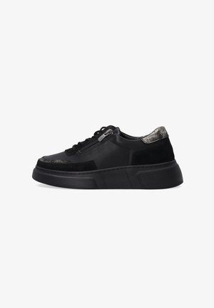 Schwarze Sneaker aus einer Kombination von glattem Leder und Wildleder, mit einer strukturierten schwarzen Sohle und metallischen Akzenten an der Ferse und dem Reißverschluss.