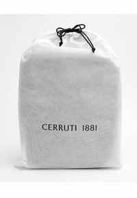 Bílý látkový sáček se stahovací šňůrkou v černé barvě a černým potiskem „CERRUTI 1881“ uprostřed na přední straně.