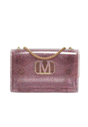 Borsa clutch rosa trasparente con glitter, tracolla a catena dorata e logo "Marc Ellis" dorato sulla patta frontale.