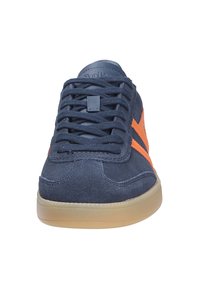 Marinblå mockasneakers med orange detaljer, med rund tå, platta snören och sula av gummigummi. Texturerad överdel och stickade detaljer.