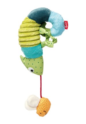 Jouet en tissu doux, de couleur verte, bleue et jaune. Il présente une forme incurvée, des pois, et une abeille tirable attachée par une ficelle rouge.