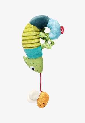 Jouet en tissu doux, de couleur verte, bleue et jaune. Il présente une forme incurvée, des pois, et une abeille tirable attachée par une ficelle rouge.