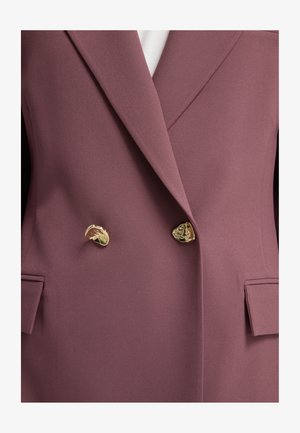 Doppelreiher-Blazer in einem staubigen Rosaton, aus glattem Stoff gefertigt. Mit goldenen Knöpfen und zwei Seitentaschen. Sauberes Design mit scharfen Revers.