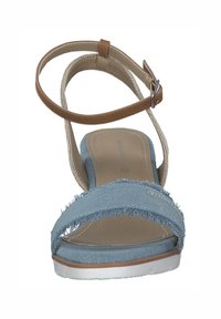 Sandal in denim blu con tacco, con cinturini sfilacciati, cinturino alla caviglia beige e suola bianca. Presenta una soletta testurizzata e fibbia regolabile.