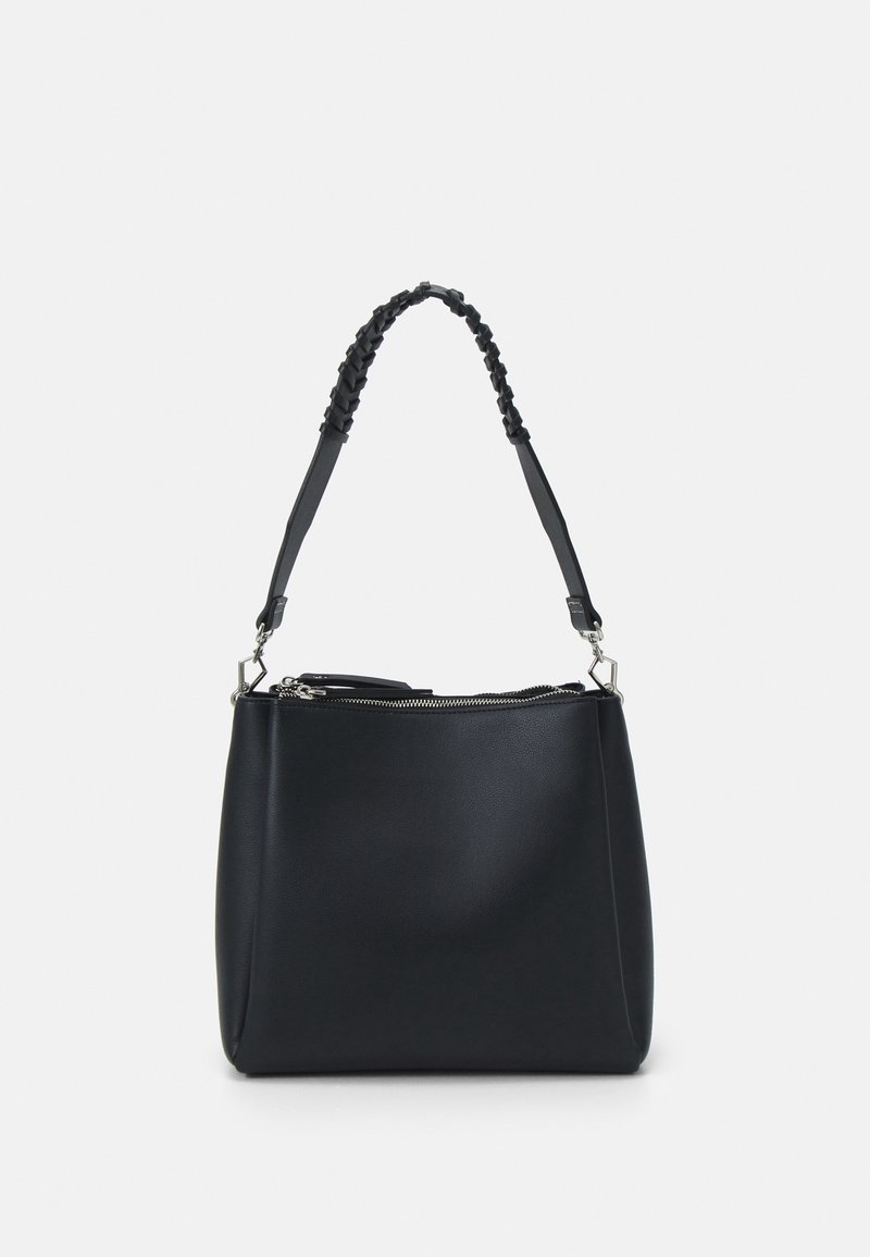 Sac à main noir en cuir lisse avec une forme structurée. Présente une anse tressée et un détail de fermeture éclair en argent sur l'ouverture du haut.