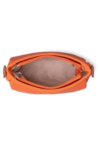 Oranje handtas van synthetisch leer met een ritsluiting, met een gladde textuur en een beige patroon aan de binnenkant. Bovenaanzicht, dat de binnenspace toont.