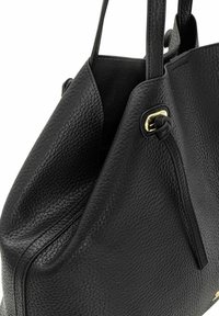 Czarna skórzana torba tote z teksturowaną powierzchnią, złotymi detalami i miękkim, luźnym fasonem. Otwarty górny dziób z regulowanymi bocznymi ściskaczami.