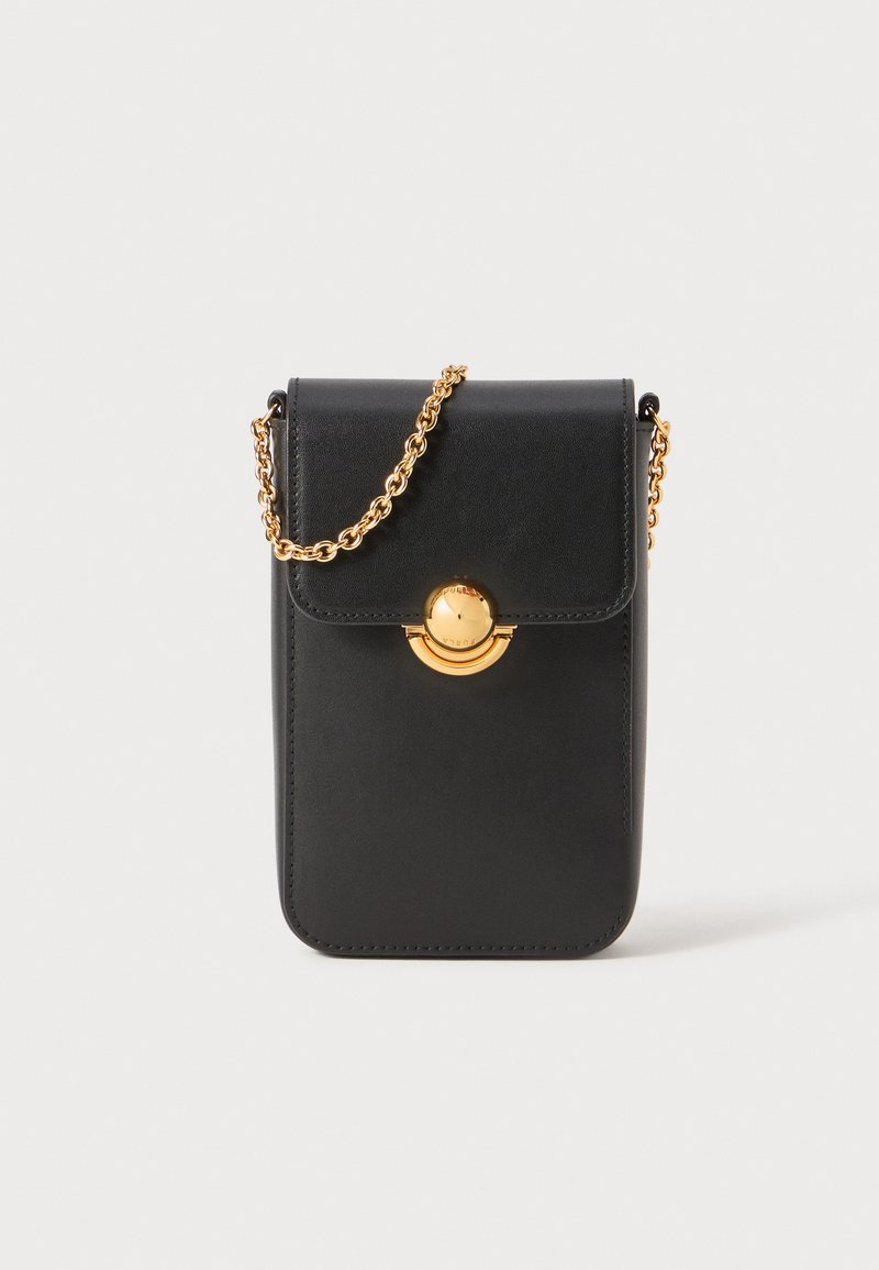 Svart skinn crossbody-veske med gullkjede reim, sirkulær gulllås, og broderte kanter. Kompakt rektangulær form.