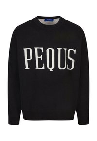 Svart strikkegenser med hvit "PEQUS"-tekst, rund hals, og ribbestrikkede mansjetter og kant. Myk tekstur.