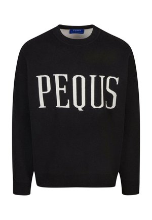 Musta neulepaita, jossa valkoiset "PEQUS"-kirjaimet, pyöreä kaula-aukko sekä resorit hihansuissa ja helmassa. Pehmeä rakenne.