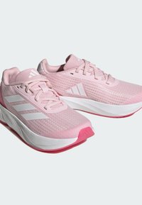 Scarpe da corsa rosa chiaro con superiore in rete, strisce bianche, dettagli testurizzati, lacci piatti e suola in gomma rosa, progettate per comfort e supporto.