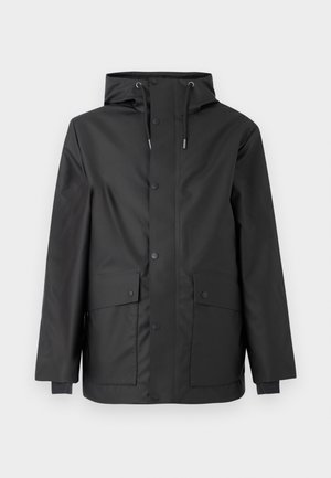 Giacca impermeabile nera con cappuccio, bottoni e coulisse. Presenta due tasche frontali e polsini a coste. Texture liscia e opaca.