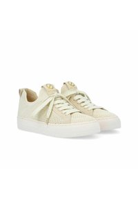 Baskets en mesh beige avec un dessus texturé, lacets crème et semelle en caoutchouc blanche. Présentent des accents de logo doré sur la languette.