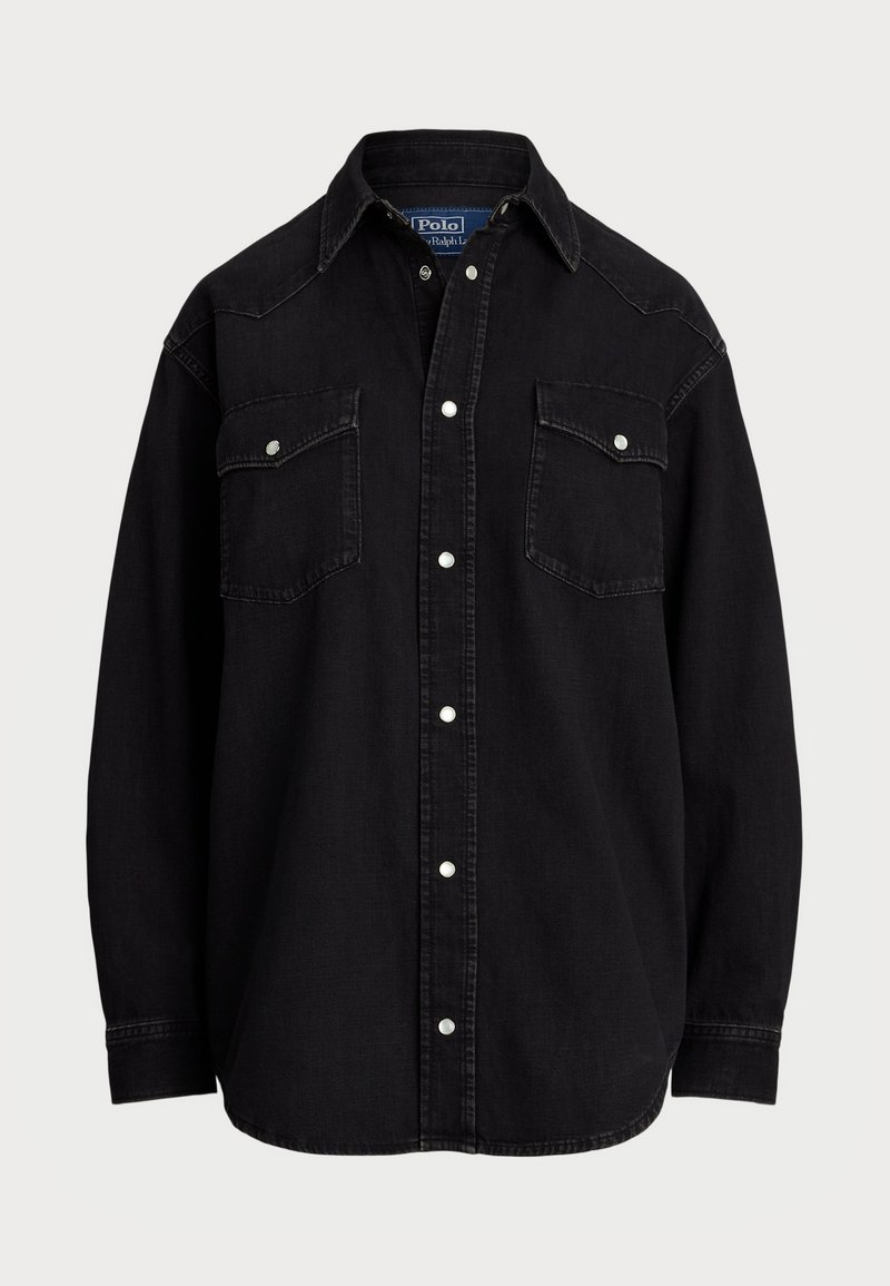 Camisa de mezclilla negra de manga larga, con cuello puntiagudo, dos bolsillos en el pecho y botones a presión plateados, con un corte recto y una textura suave.