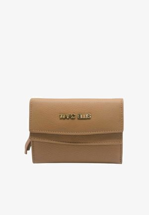 Portafoglio in pelle beige con logo dorato "MARCE LLIS", caratterizzato da una chiusura a patta, superficie lavorata e una piccola tasca laterale con cerniera.