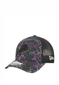 Schwarze Kappe mit Spritzfarben-Design in Pink, Blau und Gelb. Verfügt über eine strukturierte Mesh-Seite und ein gesticktes schwarzes Löwenlogo.