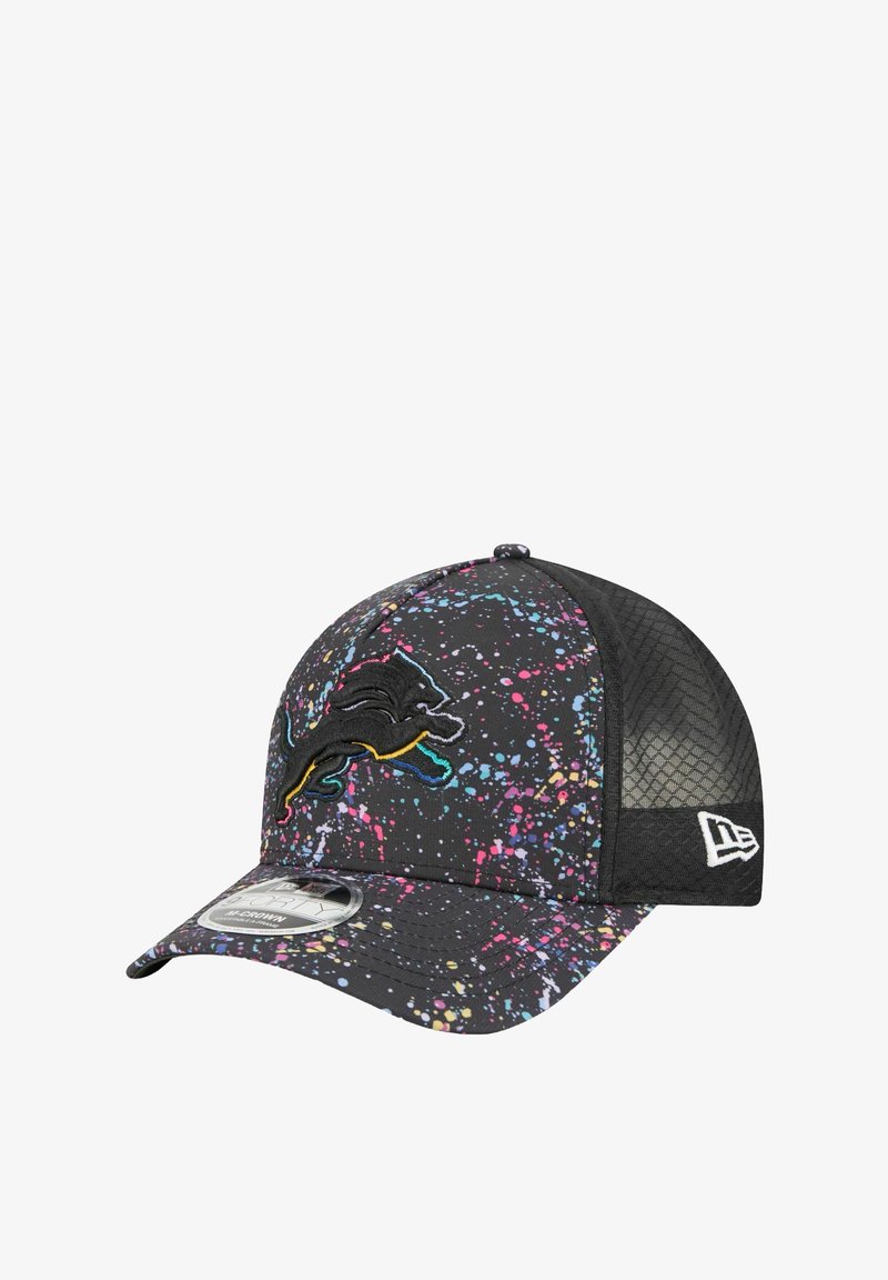 Schwarze Kappe mit Spritzfarben-Design in Pink, Blau und Gelb. Verfügt über eine strukturierte Mesh-Seite und ein gesticktes schwarzes Löwenlogo.