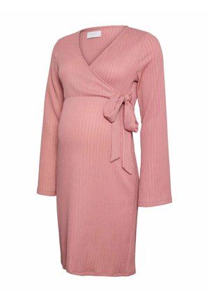 Lyserød ribbet graviditetskjole med lange ærmer, v-udskæring, omslagdesign og bindebånd i taljen. Blødt stof med en tekstureret overflade.
