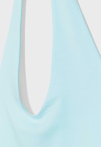 Tissu bleu clair avec un col en V profond, montrant une texture lisse et un matériau doux.
