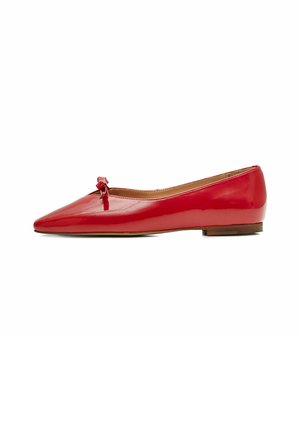 Chaussure plate en cuir verni rouge avec un bout pointu, ornée d'un petit nœud au niveau du cou-de-pied et d'un petit talon arrondi. Texture lisse.