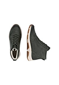 Dunkelgrüne Leder-Sneaker für den Knöchel mit strukturiertem Obermaterial, weißer Zwischensohle und brauner Gummisohle. Mit Schnürverschluss und Reißverschluss-Detail.