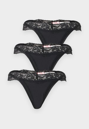 Trei chiloți de bikini negri pentru femei cu dantelă, așezați vertical pe un fundal gri deschis.