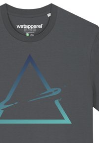 Grijze katoenen t-shirt met een verloop van blauwe geometrische driehoek ontwerpen. De ronde hals heeft een ribbelstructuur en het merkembleem staat op de kraag.
