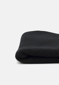 Couverture en polaire noire, pliée, avec une texture douce et une surface lisse. Forme rectangulaire, sans motifs visibles ni détails matériels.