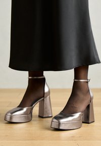 Ej vald, silver coloured