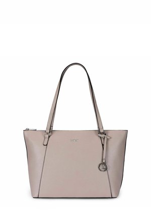 Bolso tote de cuero beige con dos asas, cierre de cremallera en la parte superior y un pequeño charm metálico redondo colgando de una asa.
