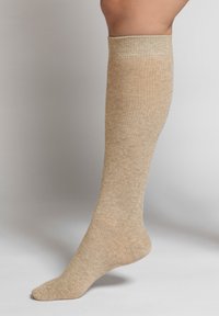 Calze beige fino al ginocchio con texture a coste; realizzate in un morbido materiale lavorato a maglia, con tallone e punta rinforzati.