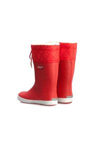 Bottes en caoutchouc rouge avec un dessus matelassé et une doublure en polaire blanche, dotées d'un cordon de serrage et d'un accent argenté au niveau du talon.