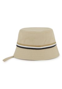 Μπεζ βαμβακερό καπέλο τύπου κάδος με στρογγυλεμένη κορυφή, φαρδύ γείσο και τρεις οριζόντιες ρίγες στο χρυσό, λευκό και μαύρο γύρω από τη βάση.
