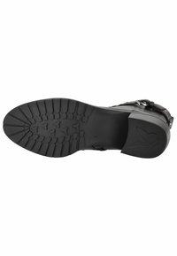 Stivale alla caviglia nero con tomaia in pelle strutturata, tacco spesso e suola in gomma dotata di un motivo di grip distintivo.