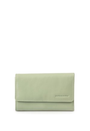 Lichtgroene lederen portemonnee met een overslagklep en het 'aunts & uncles'-logo gegraveerd in de rechterbenedenhoek.