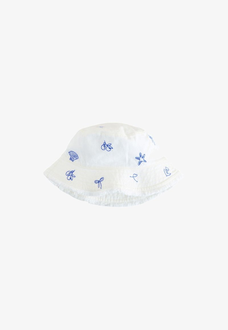 Chapeau bob blanc avec des motifs bleus brodés de cerises, étoile de mer, coquillage, nœud et un petit cœur dispersés sur la surface.