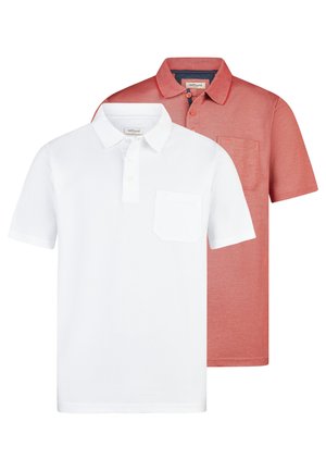 Due polo a maniche corte con colletto e tasche sul petto, una bianca e una rosso tenue, sovrapposte su uno sfondo bianco.