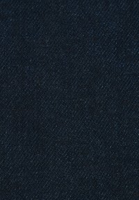 Ciemnoniebieska denimowa tkanina o gładkiej fakturze, z subtelnym splotem diagonalnym i jaśniejszymi niebieskimi plamkami w całej powierzchni.