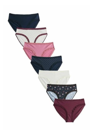 Șapte chiloți de damă cu dantelă, în albastru marin, alb cu puncte, roz, albastru marin cu puncte, alb, albastru marin cu flori și burgundy, aranjați diagonal.