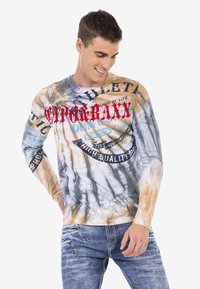 Langärmliges Batikshirt in Blau, Grau und Beige mit grafischem Text. Verfügt über eine lockere Passform und Baumwollstoff, geeignet für Freizeitkleidung.