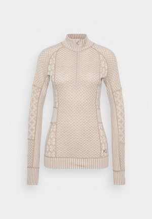 Lys beige termal genser med halv-glidelås krage, mønstrede ermer, ribbestrikkede mansjetter og sidelommer med teksturdetaljer.